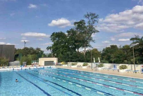 une grande piscine dans l'établissement High Value up to 4pp apt La Defense & Champs Elysees, à Puteaux