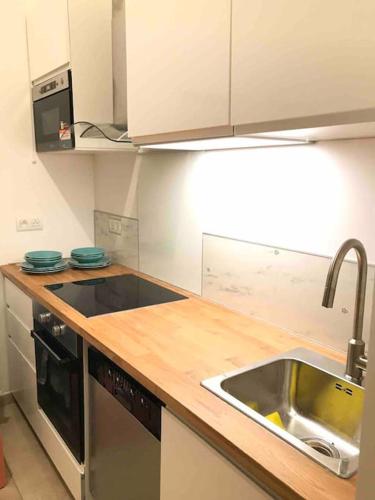 une cuisine avec un évier et un plan de travail dans l'établissement High Value up to 4pp apt La Defense & Champs Elysees, à Puteaux