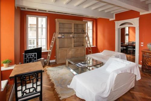 - un salon avec des murs orange et une cheminée dans l'établissement Charme and relax in downtown Parma, à Parme