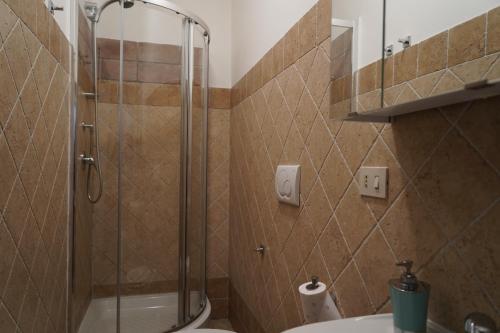 uma casa de banho com um chuveiro, um WC e um lavatório. em Le Quattro Meraviglie em Roma