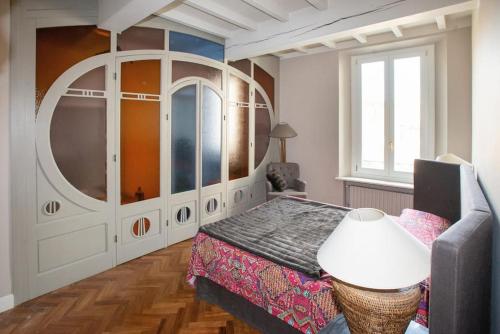 une chambre avec un grand lit et un canapé dans l'établissement Charme and relax in downtown Parma, à Parme