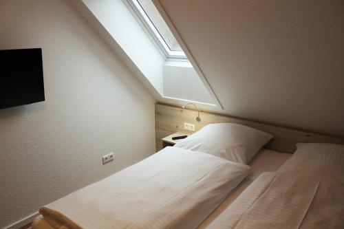 a bedroom with a bed with a skylight at LA2 e - Ferienreihenhaus LA2 in Schottwarden
