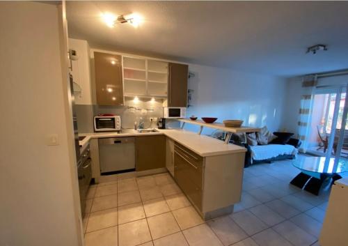 a kitchen and living room with a table in it at Appartement saint Cyr sur mer in Saint-Cyr-sur-Mer