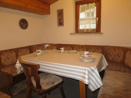 ザンクト・ガレンキルヒにあるApartment Mangard - GOP211 by Interhomeの縞のテーブルクロスを持つレストランのテーブル