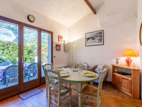 ein Esszimmer mit einem Tisch und Stühlen in der Unterkunft Holiday Home Le Clos d'Azur 1 - LMO138 by Interhome in La Motte