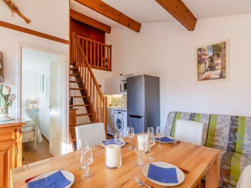 ラ・モットにあるHoliday Home Le Clos d'Azur 2 - LMO139 by Interhomeのダイニングルーム(木製テーブル付)、キッチン