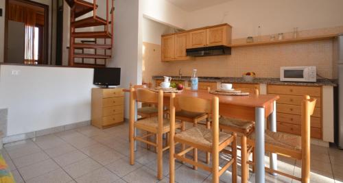 ビビオーネにあるVillaggio Seleneのキッチン(木製のテーブルと椅子付)