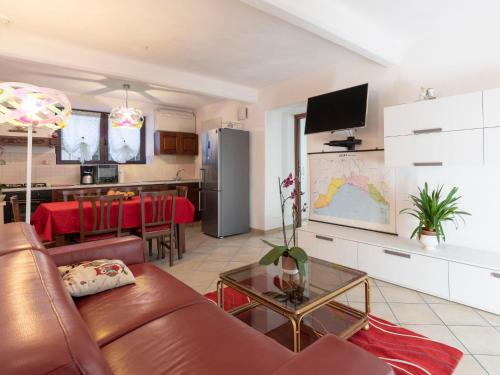 ein Wohnzimmer mit einem Sofa und einem Tisch in der Unterkunft Apartment A' Ca' de Alida by Interhome in Ortovero