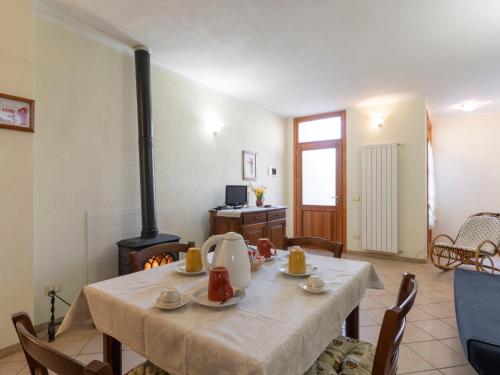uma sala de jantar com uma mesa e um fogão a lenha em Apartment Daniele by Interhome em Onzo