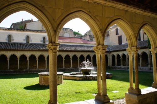a courtyard with a fountain in a building at Chambre Coeur de Ville in Limoux