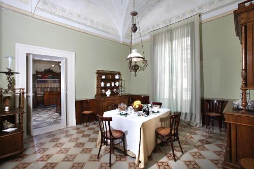 ห้องอาหารหรือที่รับประทานอาหารของ Historical Suites VVM