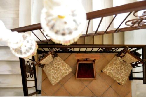 an overhead view of a stairway with bags on a railing at La Posada Del Infante in La Puebla de los Infantes