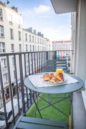 - un plateau de pâtisseries sur une table sur un balcon dans l'établissement Grand 2 pièces balcon Parking porte PARIS, à Aubervilliers