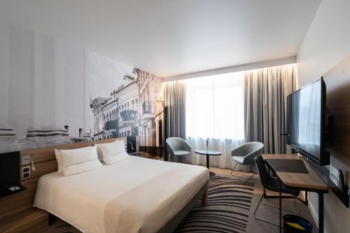 TV a/nebo společenská místnost v ubytování Novotel Vilnius Centre