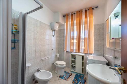łazienka z toaletą i umywalką w obiekcie Casa Flavia w mieście Nebida