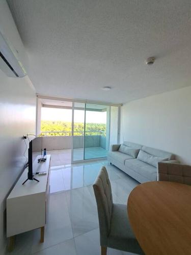 uma sala de estar com um sofá e uma mesa em Dpto entero Condominio Altamira em Colonia Mariano Roque Alonso