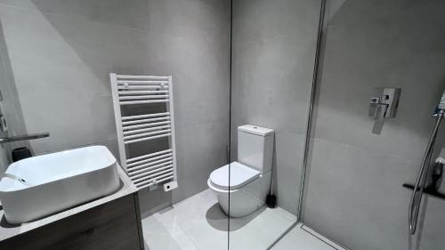 Kúpeľňa v ubytovaní LA MER Breathtaking sea view luxurious design apartment