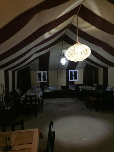TV a/nebo společenská místnost v ubytování Fabulous Desert Camp