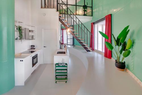 een keuken met witte werkbladen en groene muren bij Hotel Watertoren West in Groningen