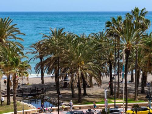 Exclusive beachfront apartment Torremolinos - pool - paddle - tenis - wifi - central aircon