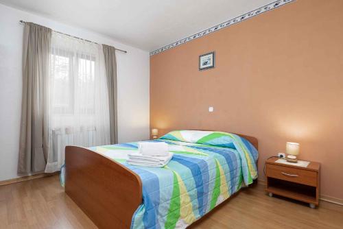 um quarto com uma cama com toalhas em Apartment in Porec/Istrien 35353 em Porec