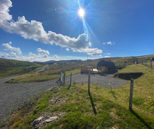 una vista de un campo con el sol en el cielo en Meall Ard Self Catering Pod - Isle of South Uist, en Pollachar