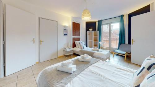 コルマールにあるGîte des Bains PARKING HYPERCENTRE 6-8personnesのベッドルーム1室(ベッド1台付)、リビングルーム(ソファ付)