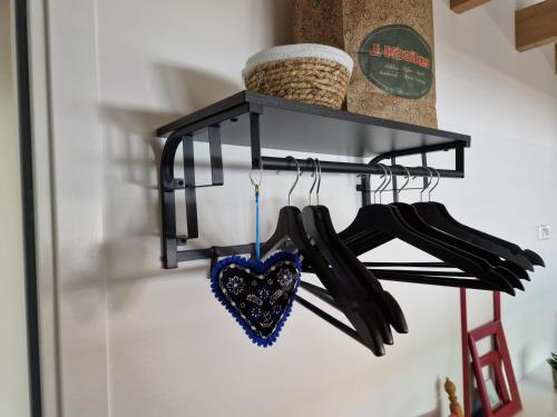 a black rack with a heart hanging from it at De WiedenWeide in Wanneperveen