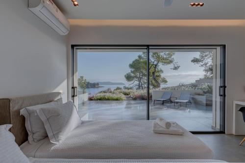 Легло или легла в стая в Super Luxury Skiathos Villa - Seven Stunning Bedroom Suites - Villa Levanta - Achliades
