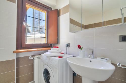 a bathroom with a sink and a washing machine at Appartamenti Residenza Anderbatt in Gressoney-la-Trinité