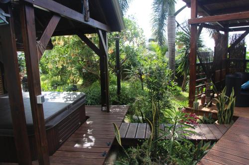 Zahrada ubytování LA LIANE DE JADE 974 - Lodge "Ylang Ylang" piscine chauffée - jacuzzi privatif