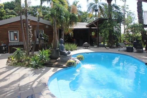 La alberca dentro o cerca de LA LIANE DE JADE 974-Lodge Le Palissandre - jacuzzi privatif - piscine chauffée