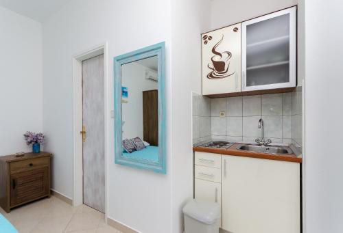 Kuchyňa alebo kuchynka v ubytovaní Apartments Slavica R