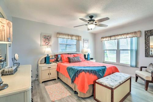 Giường trong phòng chung tại Venice Home with Private Pool, 7 Mi to Beach!