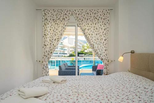 1 dormitorio con cama y vistas a la piscina en Estrella 2 Spaniahome, en Albir