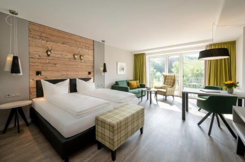 a hotel room with a bed and a desk at Köhlers Forsthaus Wellness & Genuss Hotel in Aurich