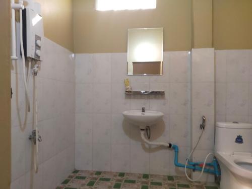 y baño con lavabo, aseo y espejo. en Phalla Riverside en Kampong Cham