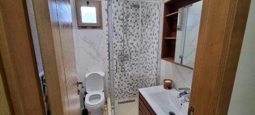 ein kleines Bad mit WC und Waschbecken in der Unterkunft Résidence estrella in Bouznika