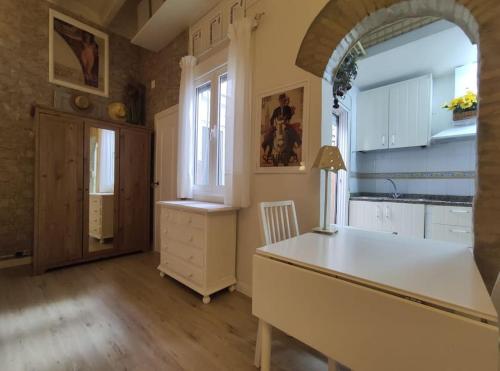 una cocina con una isla blanca en una habitación en Arte de la Seda II, en Sevilla