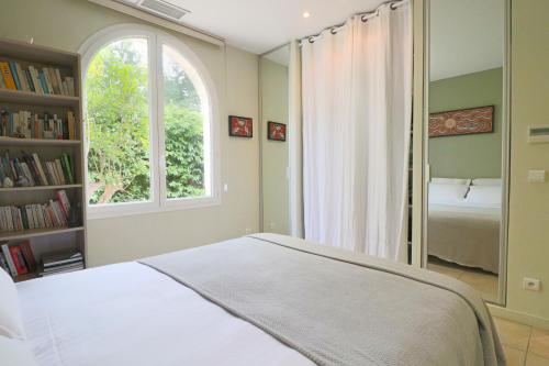 アンティーブにあるLAURIERS Splendide provencale Charming Villa with jacuzzi at 200m from beaches of Juanのベッドルーム(白いベッド1台、窓付)