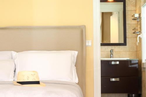 - une chambre avec un lit, un miroir et un lavabo dans l'établissement LAURIERS Splendide provencale Charming Villa with jacuzzi at 200m from beaches of Juan, à Antibes