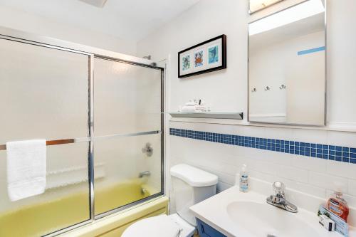 e bagno con doccia, servizi igienici e lavandino. di Sandy Cottage a Lincoln City