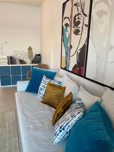 ein Sofa mit Kissen darauf im Wohnzimmer in der Unterkunft Deliziosa Villetta in Termoli