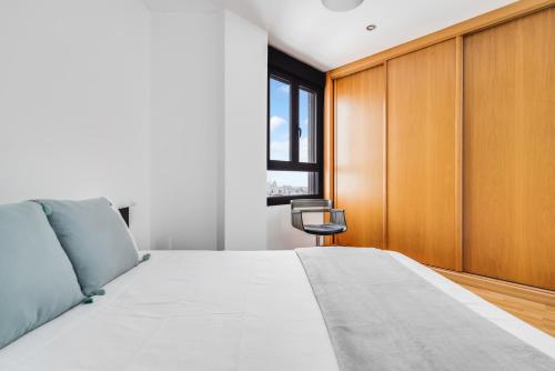 sypialnia z dużym łóżkiem i oknem w obiekcie Home2Book Comfy Apartment Siete Palmas w mieście Las Palmas de Gran Canaria