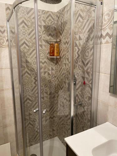 y baño con ducha y puerta de cristal. en Fiordaliso, en Santo Stefano dʼAveto