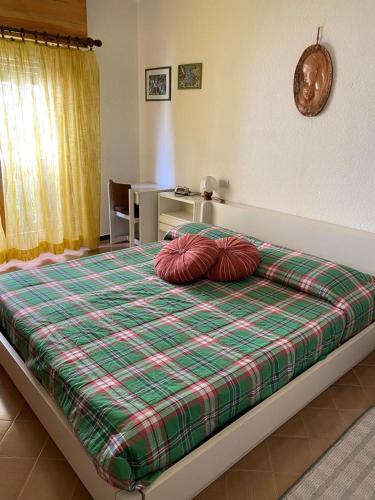 Un dormitorio con una cama con almohadas rojas. en Fiordaliso, en Santo Stefano dʼAveto