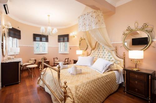 um quarto com uma cama e um espelho grande em Villas Eleonas em Faiakes