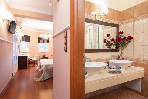 uma casa de banho com um lavatório e um espelho em Villas Eleonas em Faiakes