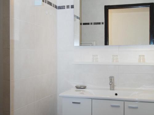 a white bathroom with a sink and a mirror at Studio cabine confort 4 pers, balcon sud, centre de Valloire, proche remontées et loisirs - FR-1-263-380 in Valloire