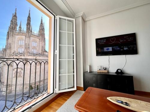 een kamer met een groot raam met uitzicht op een gebouw bij Balcón con Vistas a la Catedral de Burgos- ATUAIRE- in Burgos
